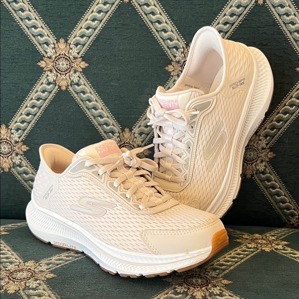 EUC Skechers GO RUN Consistent 2.0 Women’s Slip-in Running Shoes